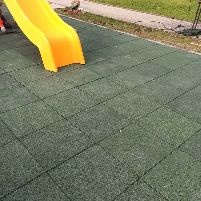 Area scivolo con pavimentazione antitrauma BePlay verde