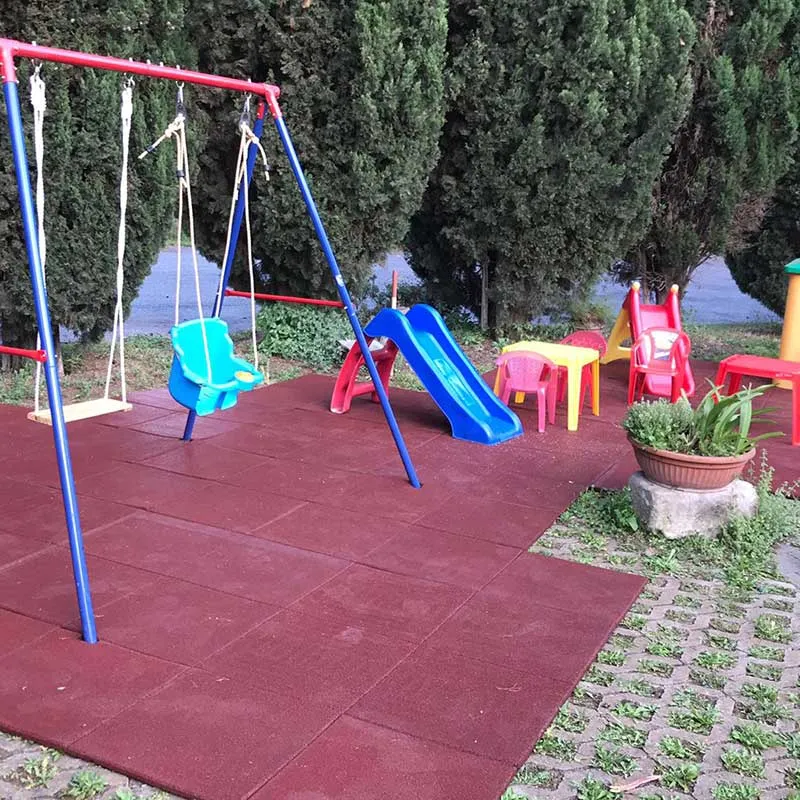 Giardino privato attrezzato con pavimentazione antitrauma BePlay rossa