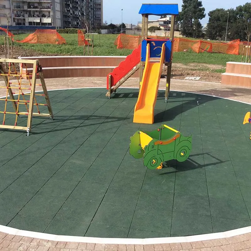 Parco pubblico con torre gioco e pavimentazione antitrauma BePlay verde